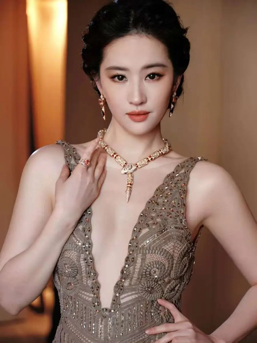 刘亦菲低盘发点缀珠宝优雅矜贵 深V露背裙装勾勒曼妙身材